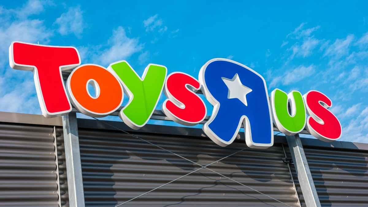 Letrero de Toys R Us en fachada del centro comercial durante la liquidación previa al cierre de la tienda en Vigo