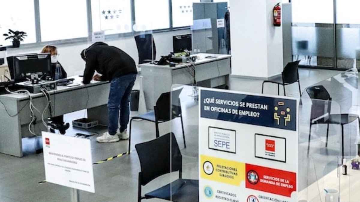 Oficina del SEPE con usuarios realizando gestiones de empleo y subsidios