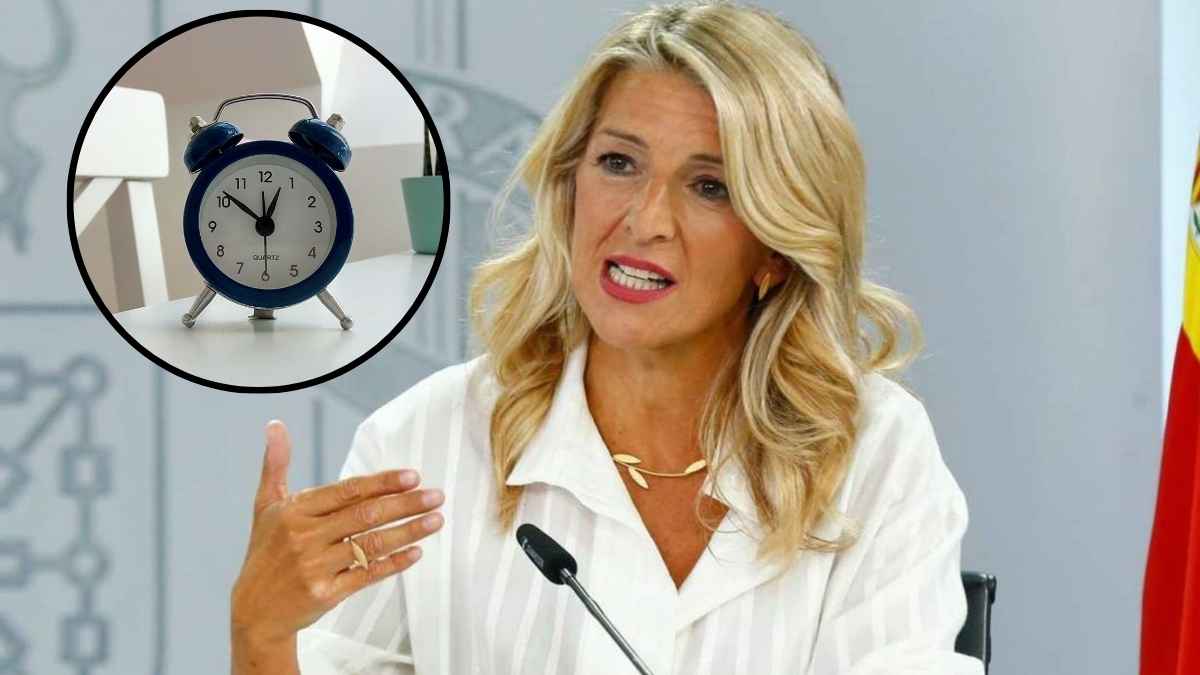 Responsable del Ministerio de Trabajo durante una comparecencia junto a un reloj que simboliza el refuerzo del registro horario