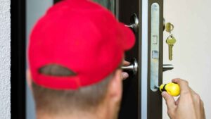 El motivo por el que un cerrajero cobra 150 euros en domingo que está dando mucho que hablar