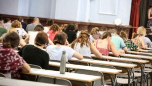 No habrá plazas de maestro en 2026 y esta es la razón por la que algunos docentes interinos, como María José, lo celebran