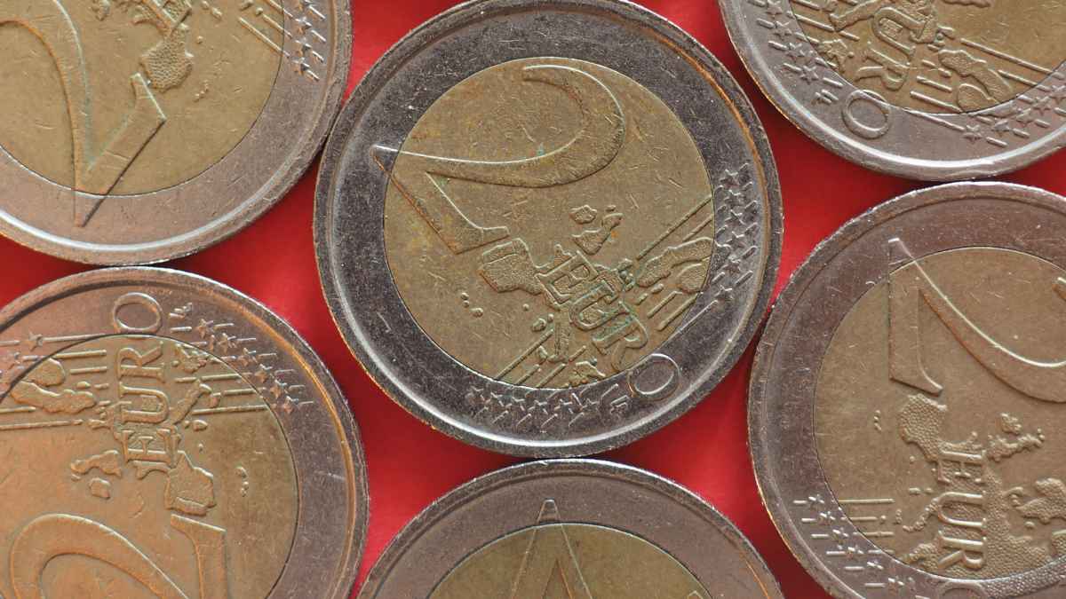 Monedas de 2 euros en circulación relacionadas con la nueva moneda conmemorativa que llegará a España en 2026