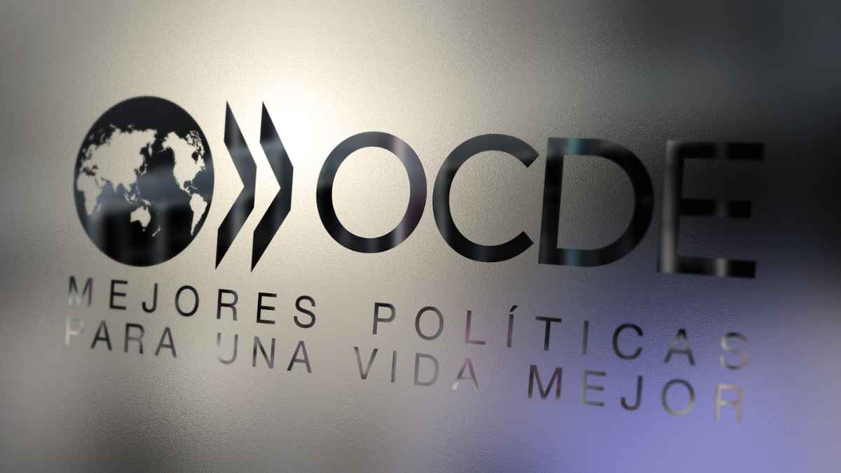 Logo de la OCDE en su sede, organismo que recomienda endurecer los requisitos del subsidio para mayores de 52 años