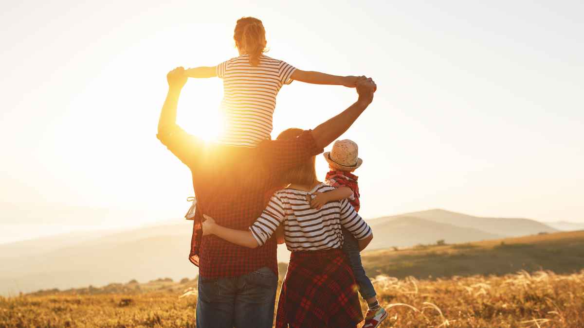 familia caminando al aire libre al atardecer representando la protección de la jubilación para padres y madres en 2026