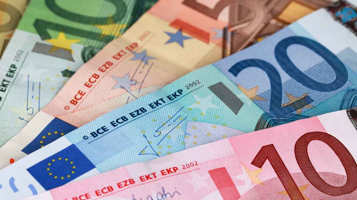 Billetes de euro utilizados para ilustrar la pensión no contributiva que podrán solicitar amas de casa en 2026