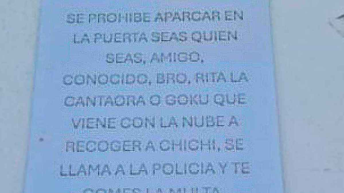 Cartel prohibido aparcar en puerta con mensaje humoristico que menciona amigos conocidos y personajes como goku