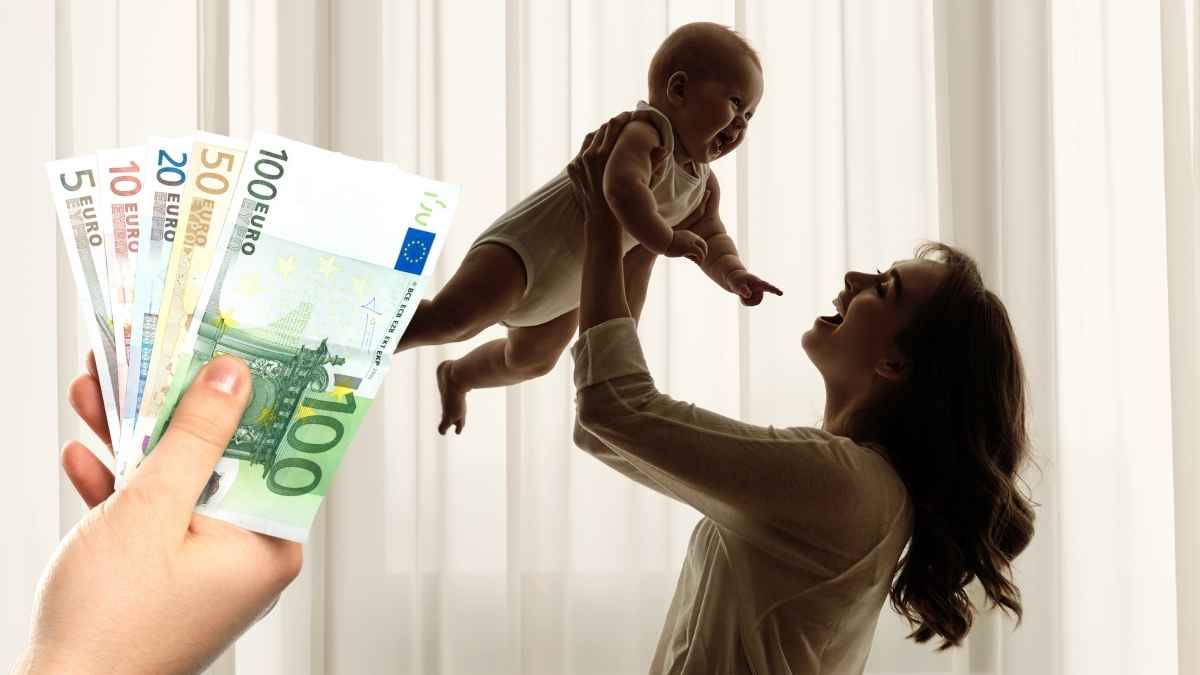 Madre con su bebé y mano mostrando billetes de euro relacionados con la prestación por nacimiento y cuidado del menor