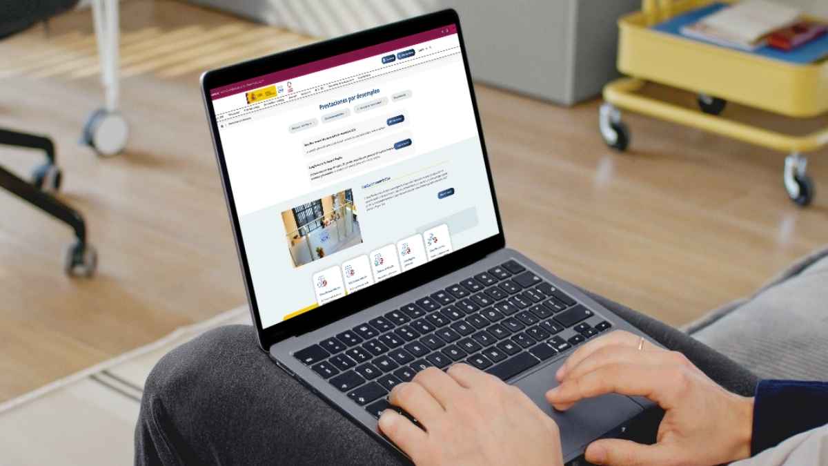 Persona realizando trámites del SEPE por internet para mantener la prestación por desempleo