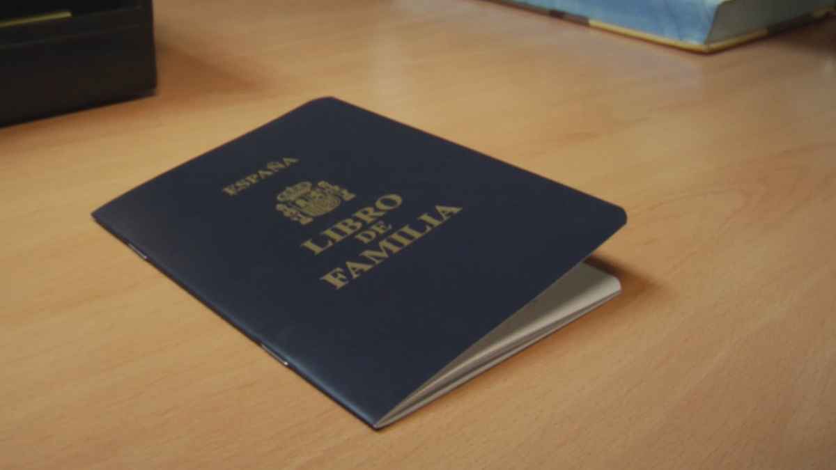 Libro de Familia en formato físico sobre una mesa de madera