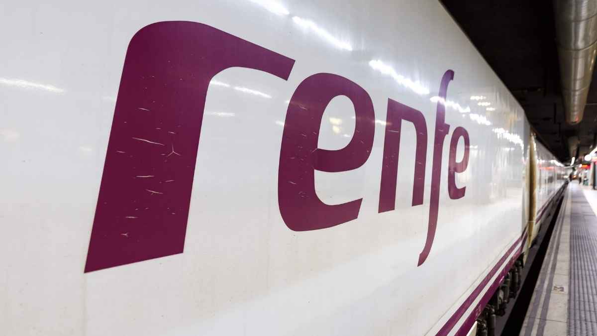 Tren de Renfe con su logotipo en andén, relacionado con nuevas convocatorias de empleo 2025