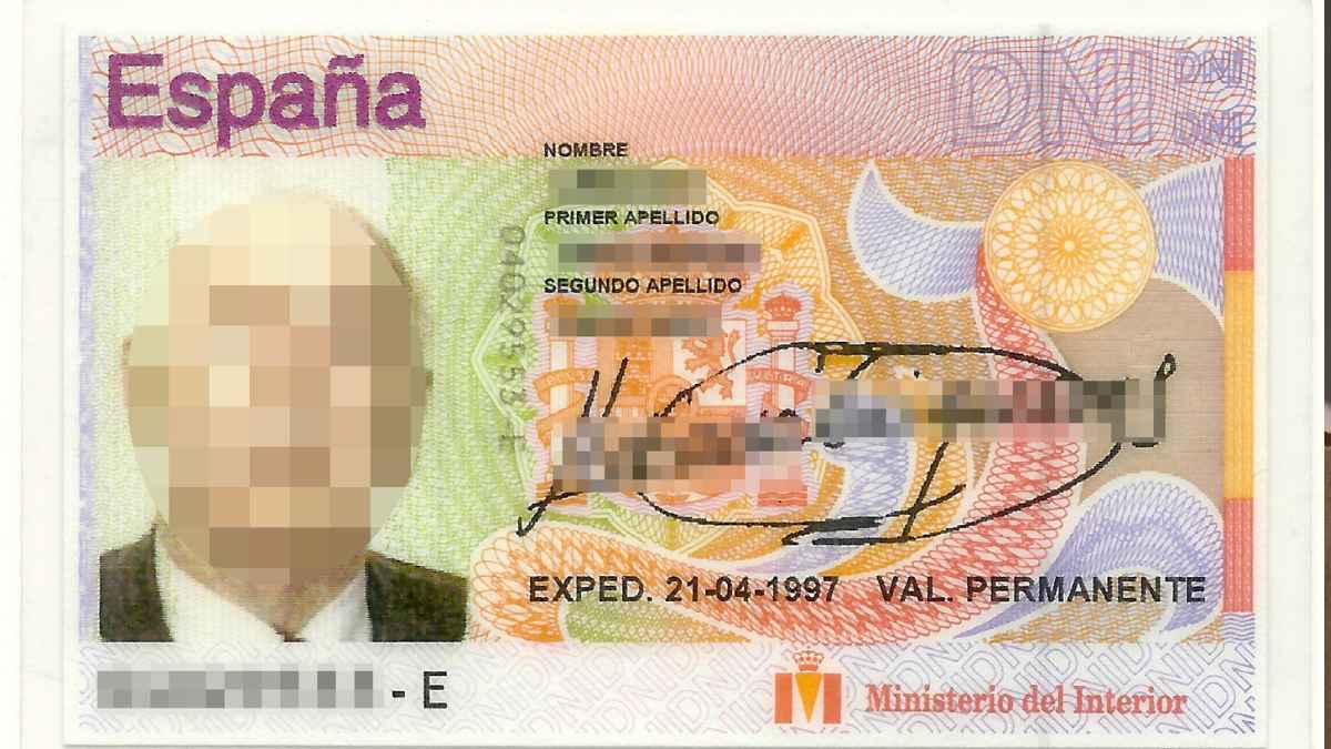 Ejemplo de DNI permanente español que deberán renovar los mayores de 70 según la normativa europea