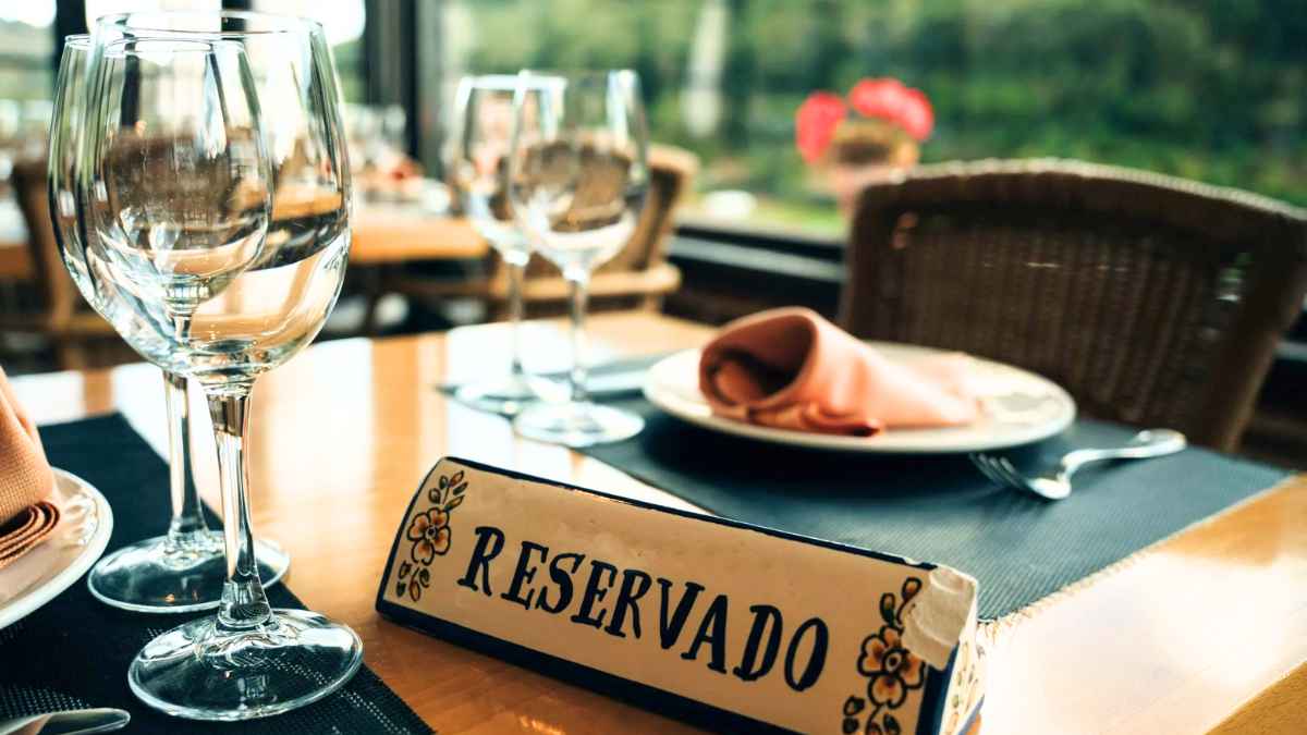 Mesa de restaurante con cartel de reservado en una noticia sobre penalizaciones por no acudir a una reserva según FACUA