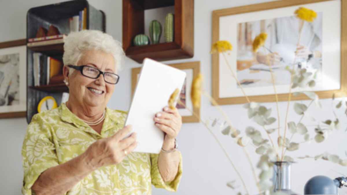 Persona mayor revisando documentación sobre su pensión de jubilación en casa