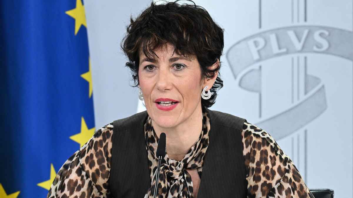 Elma Saiz durante una comparecencia oficial sobre cambios en la pensión no contributiva y requisitos de la Seguridad Social