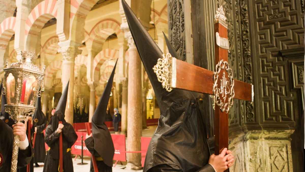 Procesión de Semana Santa con nazarenos durante los festivos de 2026 en distintas comunidades de España