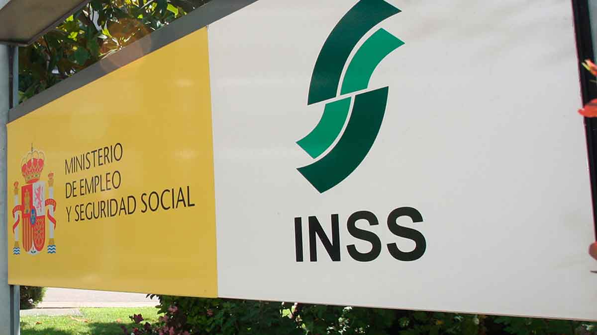Cartel del INSS y del Ministerio de Empleo y Seguridad Social en una oficina de la Seguridad Social