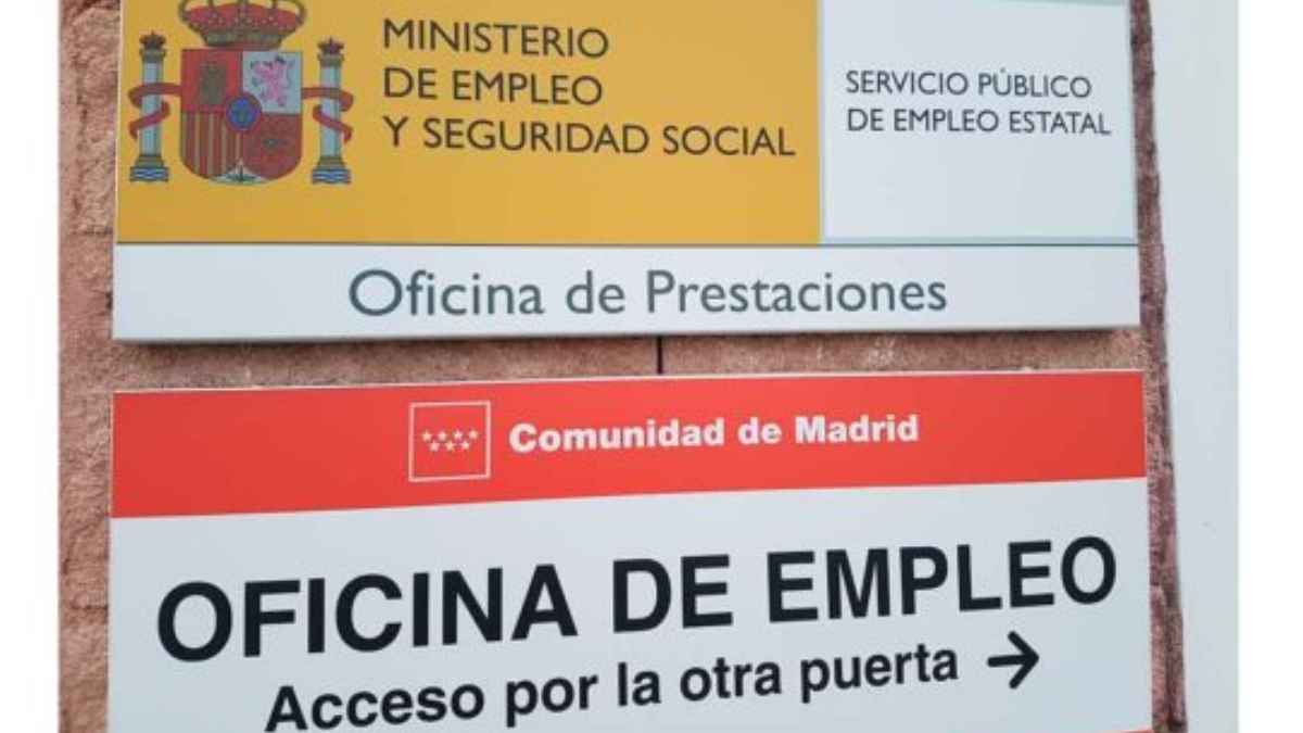 Rótulos del SEPE y Oficina de Empleo de la Comunidad de Madrid en una fachada