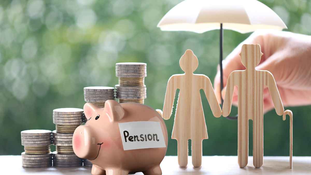 Hucha de pensiones con monedas y figuras de jubilados bajo protección