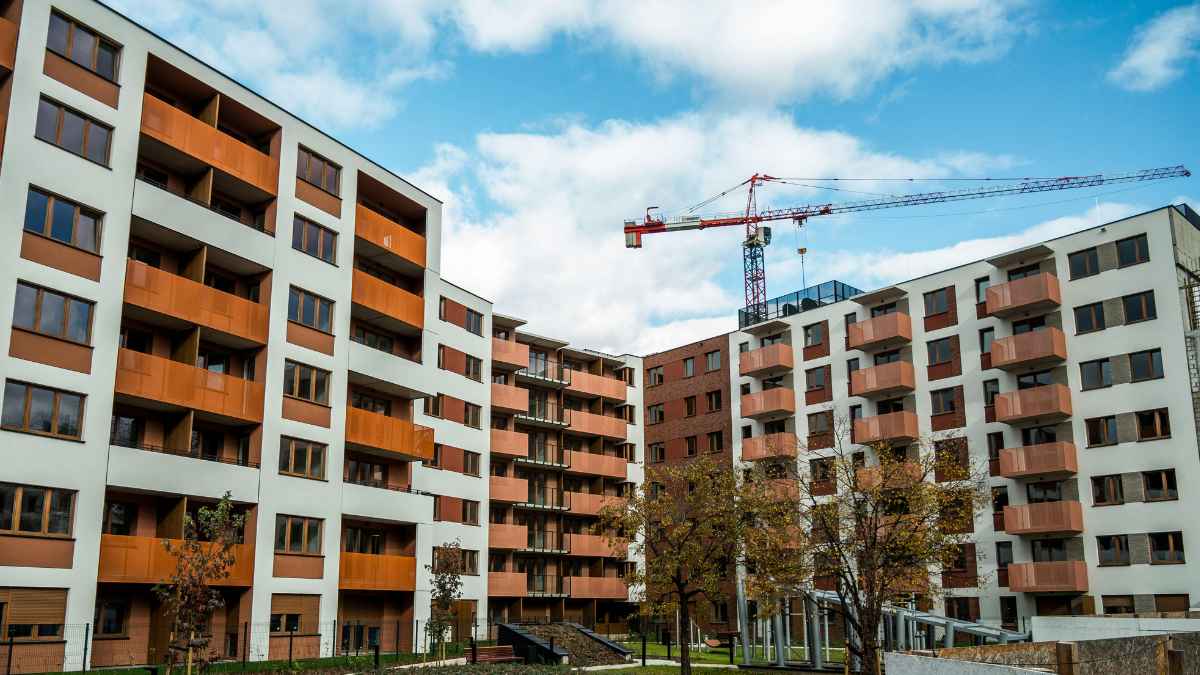 Edificios de vivienda pública en construcción con grúa en el nuevo sistema de acceso al alquiler del Gobierno