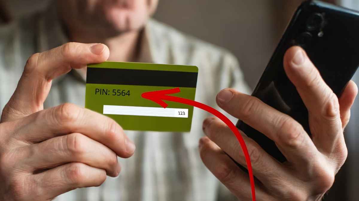Hombre sosteniendo una tarjeta bancaria con un PIN escrito y señalada con una flecha como ejemplo de truco de seguridad