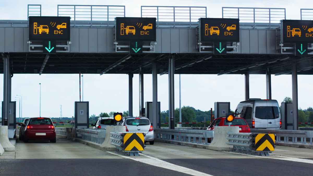 Peaje de autopista con varios carriles y paneles electrónicos para el cobro a vehículos