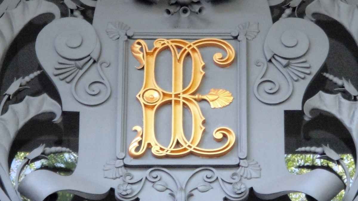 Emblema dorado del Banco de España en la fachada del edificio institucional