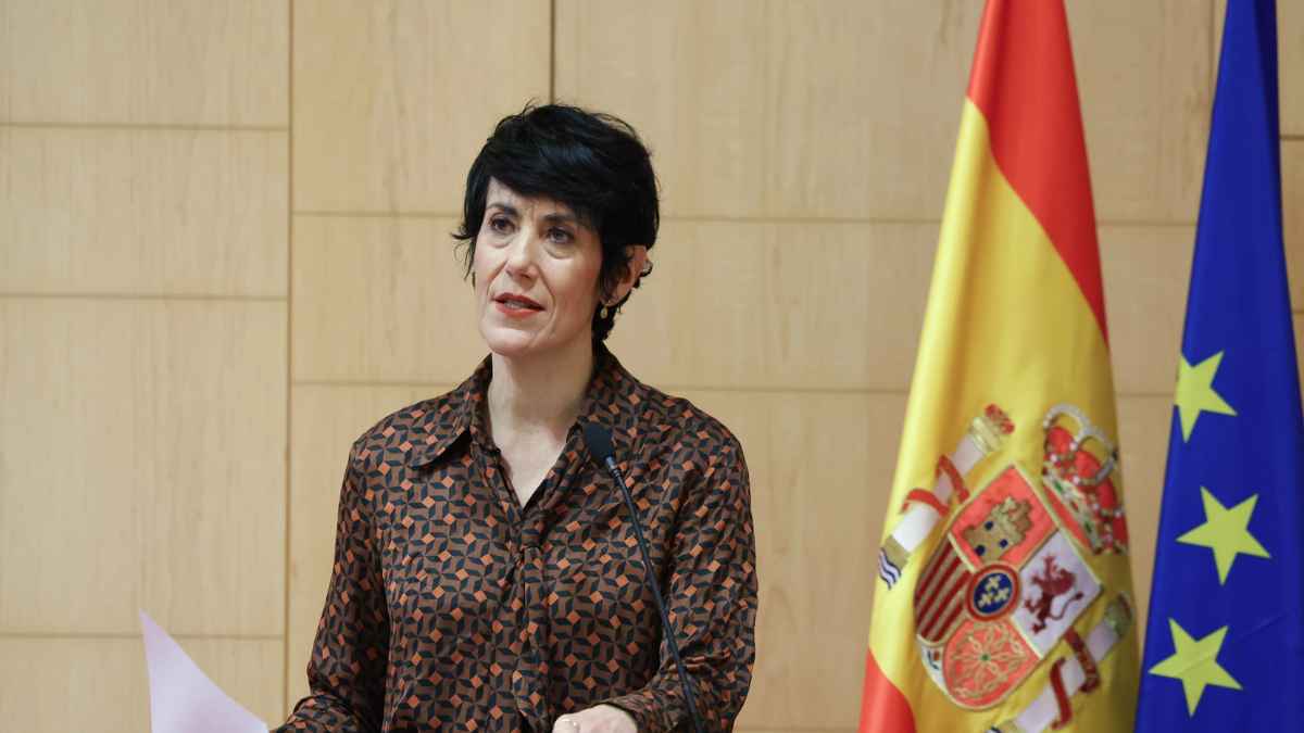 Representante del Gobierno durante una comparecencia oficial sobre prestaciones y subsidios por desempleo