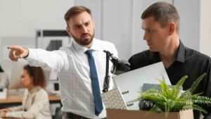 Un trabajador recibe la carta de despido: la Justicia considera que llamar “medio hombre” o “vete a limpiar” al jefe no es motivo