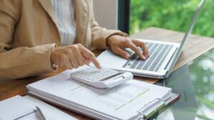 Trabajar una hora y media para ganar más de 30.000 euros extra: esta es la estrategia de una gestora bancaria