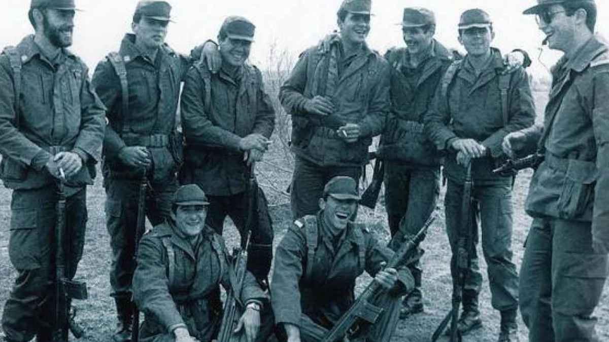 Grupo de soldados realizando el servicio militar obligatorio en España durante ejercicios de entrenamiento