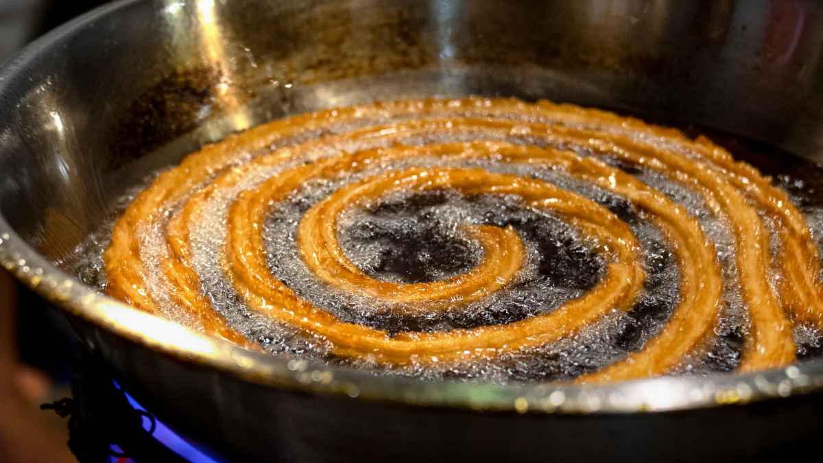 Churro friéndose en una sartén, símbolo del trabajo diario de una churrería afectada por impuestos y costes