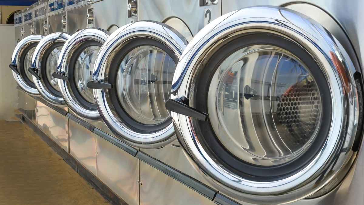 Lavadoras industriales en una lavandería montada por una exenfermera que factura más de 500.000 euros al año