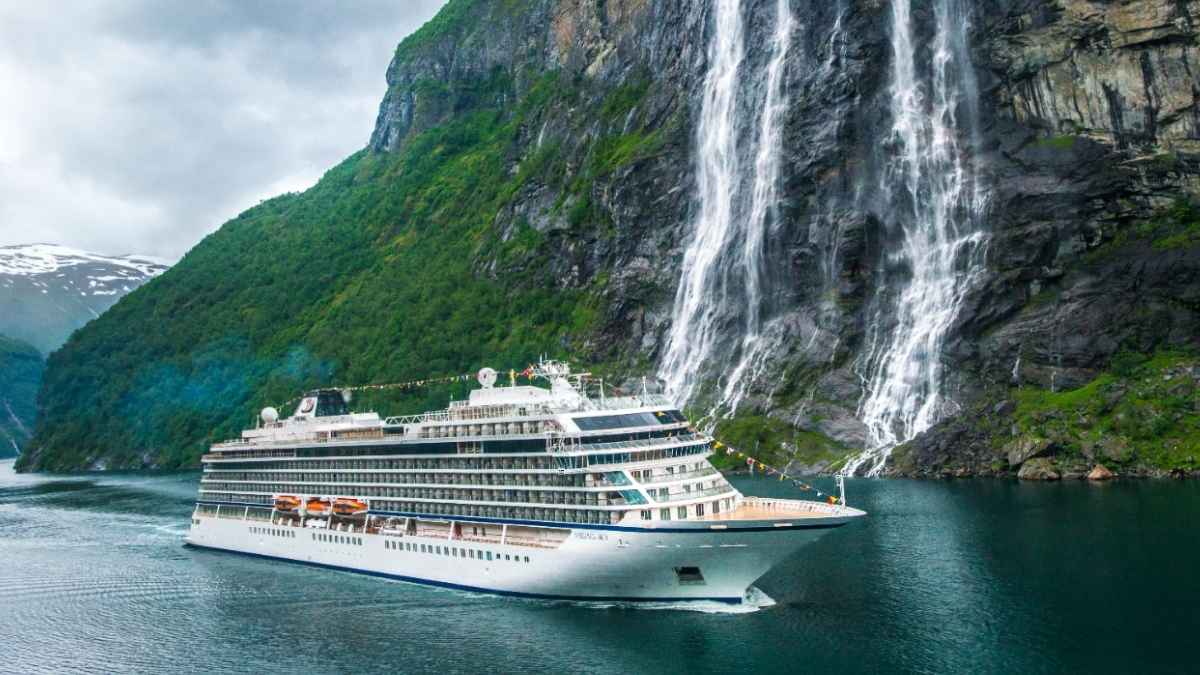 Crucero de Viking Cruises navegando por un fiordo, imagen relacionada con la oferta de empleo para trabajar en sus barcos en 2026