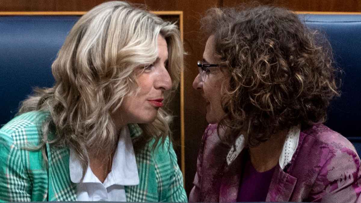 Yolanda Díaz y Montero conversan en un escaño durante una sesión parlamentaria