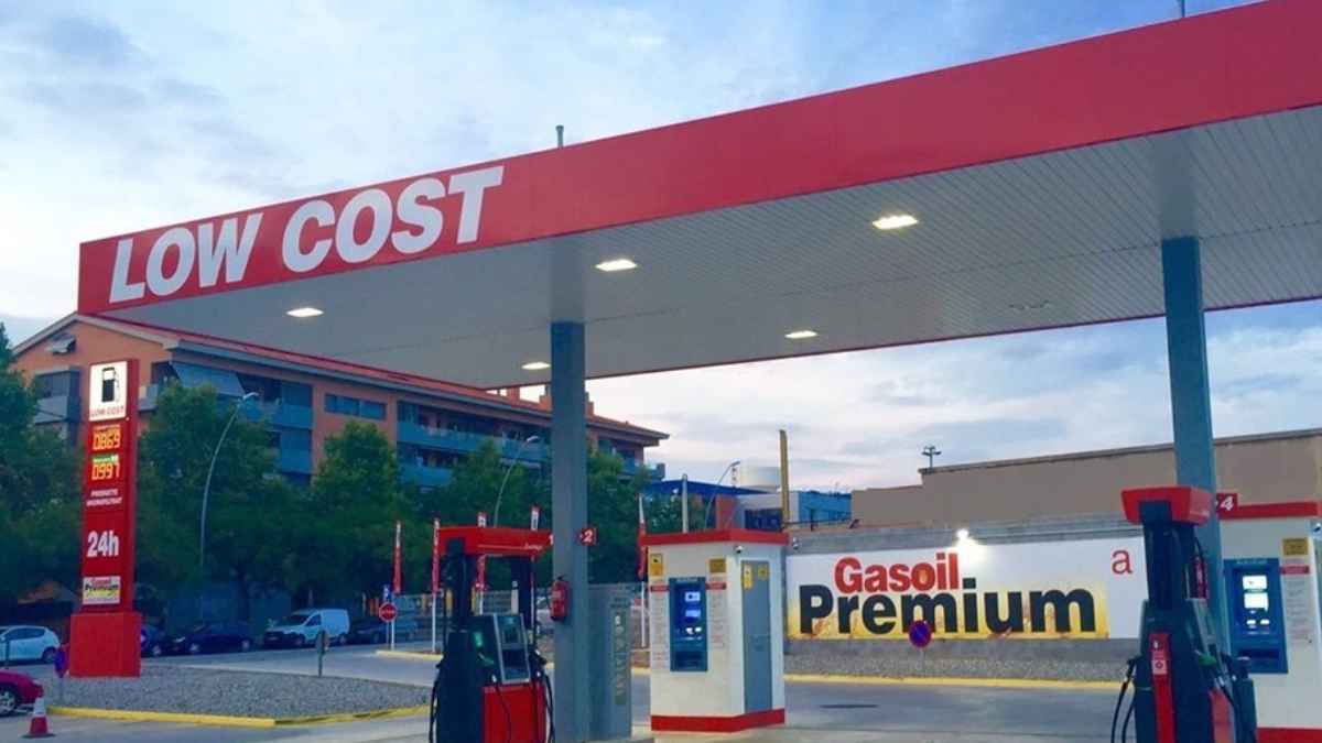 Gasolinera low cost de autoservicio en España abierta 24 horas con surtidores modernos y sin empleados visibles