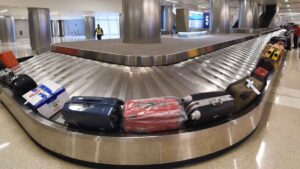 Adiós esperas: una trabajadora de aeropuerto cuenta el cómo hacer para que tu maleta salga la primera por la cinta