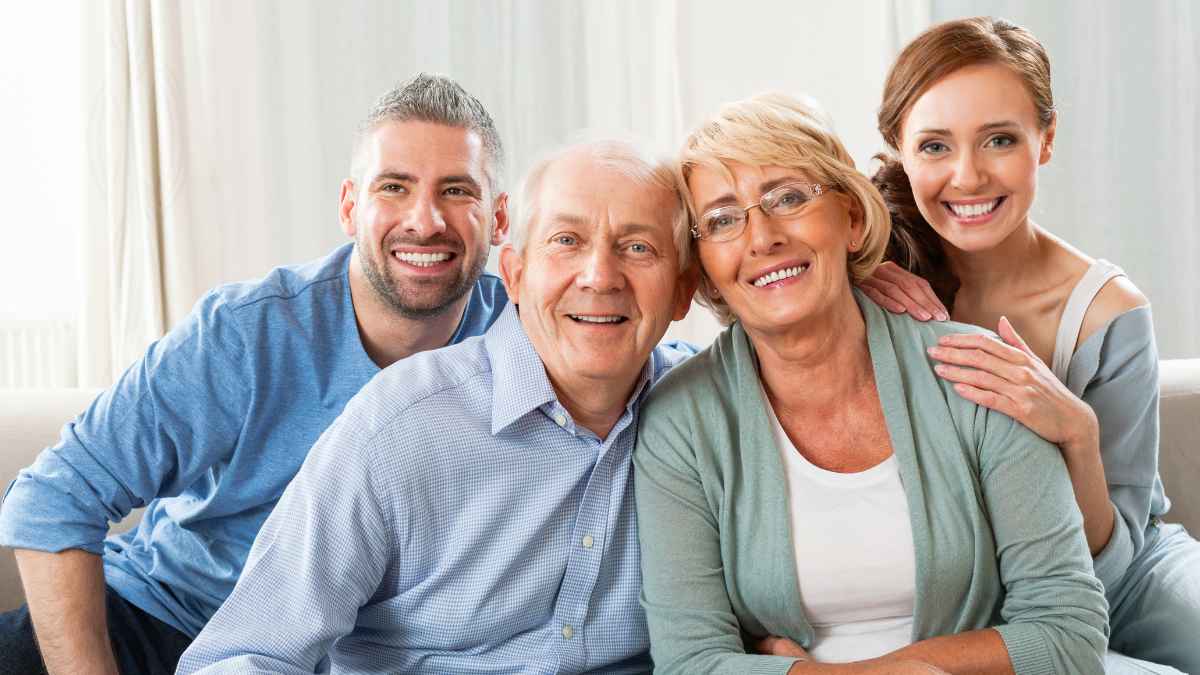 Familia con hijos adultos que siguen viviendo con sus padres en el hogar familiar