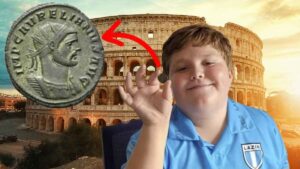 Alejandro (10 años), descubre una moneda romana de bronce semienterrada durante una visita familiar que tiene más de 1.800 años