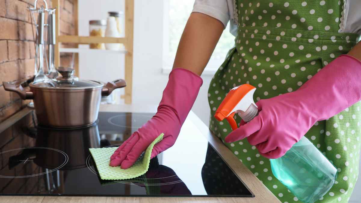 Ama de casa realizando tareas del hogar en una cocina, trabajo doméstico no remunerado