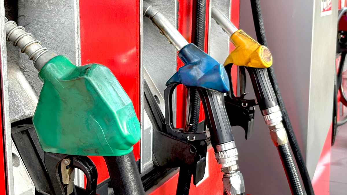 Surtidores de gasolina y diésel en una gasolinera durante el repostaje de un vehículo