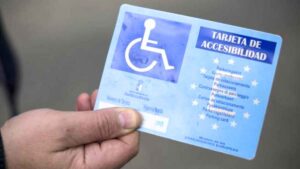 Aparcar con tarjeta de movilidad reducida en carga y descarga: estos son los derechos según el municipio donde vivas