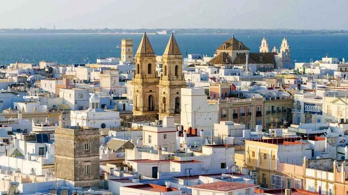 Vista panorámica de Chiclana de la Frontera en Cádiz, ciudad que ofrece ayudas municipales para gastos básicos como comida, vivienda o medicinas