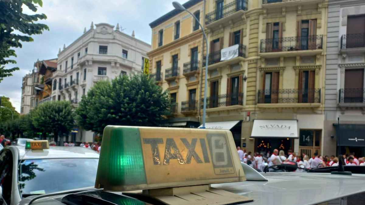 Taxi en zona urbana de Pamplona, relacionado con las ayudas Bono Taxi 2026 para personas con movilidad reducida