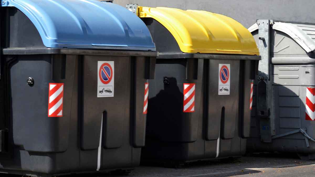 Contenedores de reciclaje en la calle de Madrid, con tapas de colores para la separación de residuos