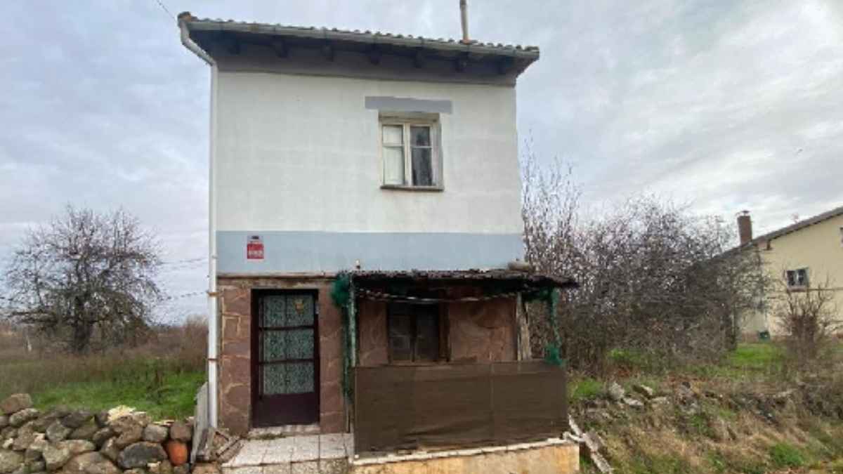 Fachada de chalet de dos plantas en Hacinas (Burgos) a la venta por Banco Santander, con entorno rural y zonas verdes