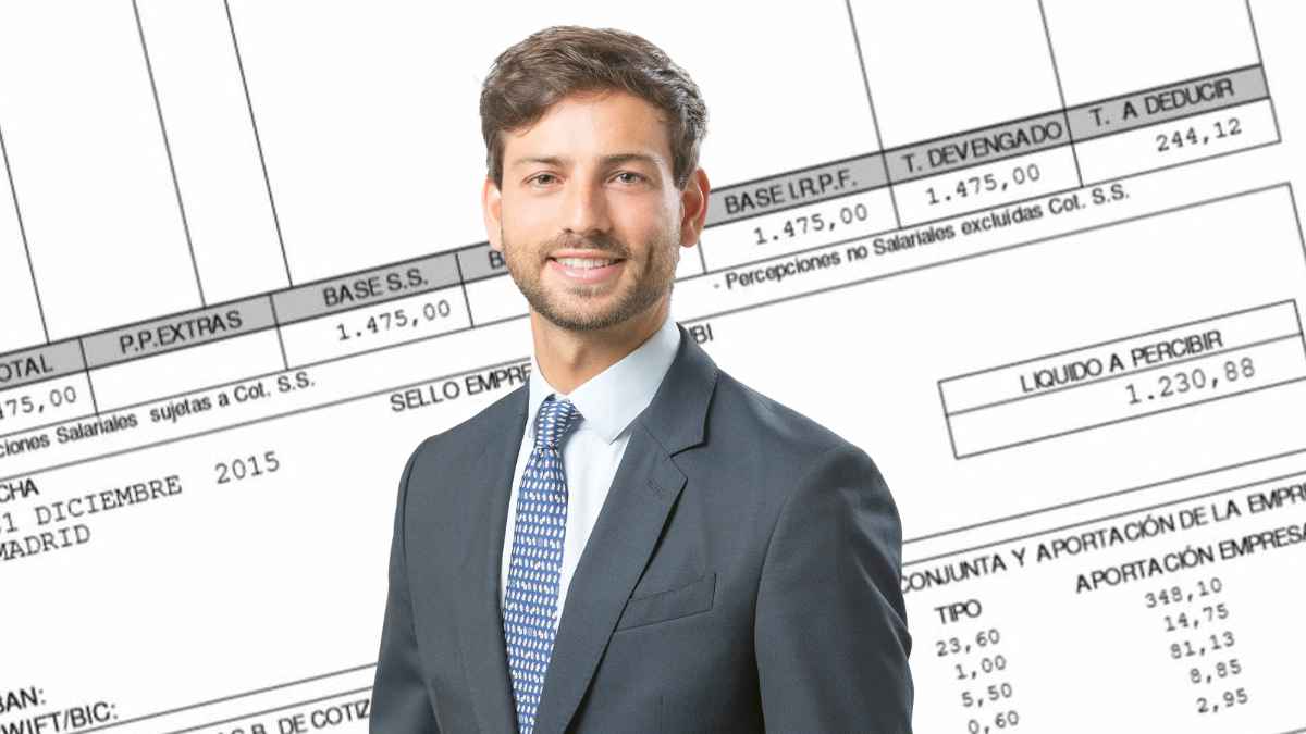 Trabajador revisando su nómina tras el ajuste de la Seguridad Social que reduce el salario neto