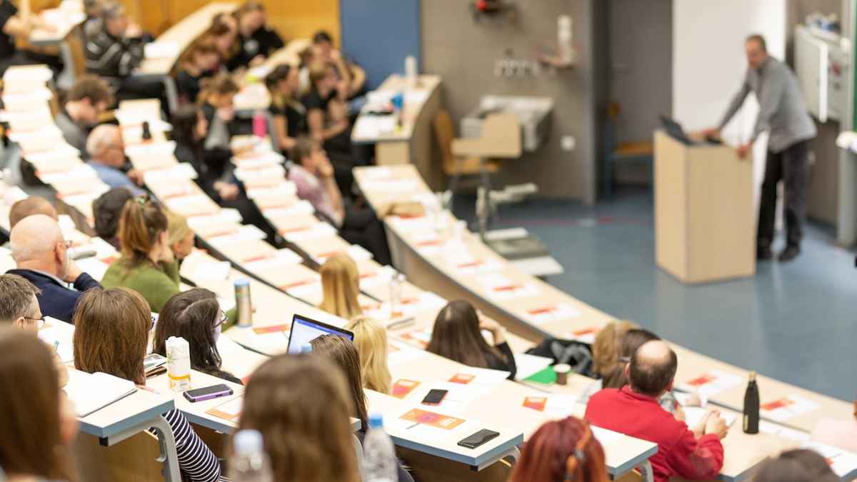 Aula universitaria con estudiantes y profesor durante una clase, imagen para la convocatoria de ayudas FPU del BOE con 870 plazas y 25.116 euros
