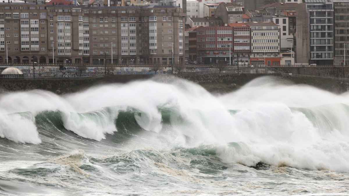 Olas gigantes golpean la costa de Galicia durante el temporal de la borrasca Joseph en enero de 2026