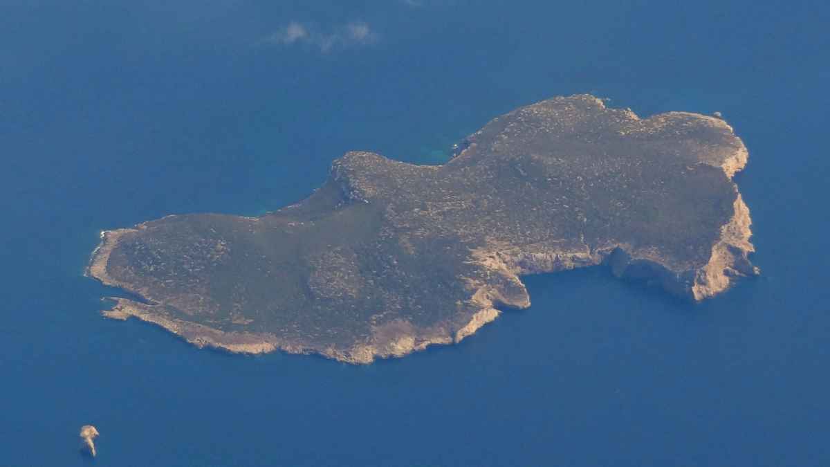 Vista aérea de la isla de Cabrera, en Baleares, donde se instalará una boya con tecnología satelital GNSS para medir el nivel del mar y prevenir maremotos.