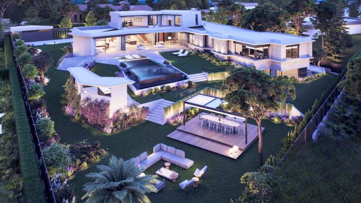 Vista aérea del chalet de lujo en Boadilla del Monte donde vivió Ilia Topuria, con jardín, piscina infinita y zonas de ocio exteriores